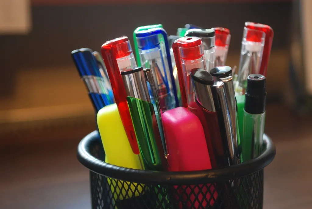 필통 속 색색의 펜과 형광펜들